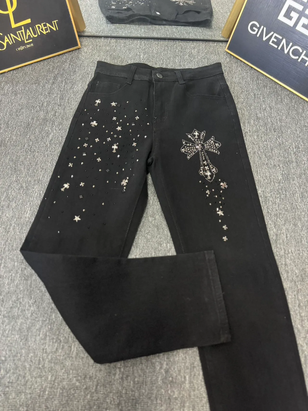 P180 ☞CHROME HEARTS✘Cro Heart Overseas Edition 24ss🔥New Heavy Industry Washed Embroidered American Retro Workwear Washed Jeans Loose Pants with Perfect Details Washed Denim Fabric is Wear-Resistant and Dirty Three-Dimensional Cutting Loose Fit Imported Machine Printing Will Not Crack and Fall Off After Repeated Washing Same Couple Style Color: Denim Blue Size: M-2XL Pants Length Waist Hips M 96 76 106 L 97 80 110 XL 98 84 114 2XL 100 88 118